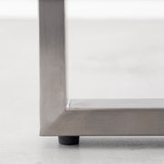 Kanademonoのホワイトオーク天板にのStainlessローレクタングル鉄脚を組み合わせたローテーブル（アジャスター部分）