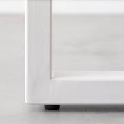 Kanademonoの無垢レッドオーク天板にホワイトのローレクタングル鉄脚を組み合わせたローテーブル（アジャスター部分）