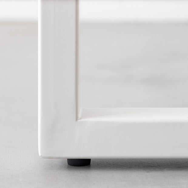 Kanademonoの無垢ホワイトオーク天板にホワイトのローレクタングル鉄脚を組み合わせたローテーブル（アジャスター部分）