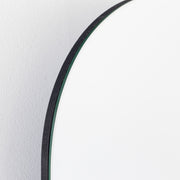 シンプルなデザインに色ガラスがアクセントになったオーバル型ミラーL（縁部分）