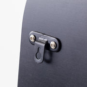 シンプルなデザインに色ガラスがアクセントになったオーバル型ミラーL（留め具）