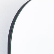 シンプルなデザインに色ガラスがアクセントになったオーバル型ミラーM（縁部分）