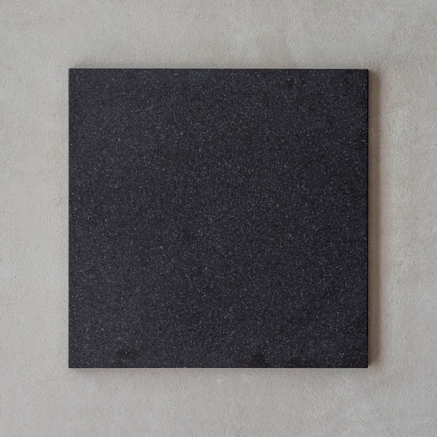 THE LOW TABLE / インド産 黒みかげ石 × ラバーウッド × Black Steel