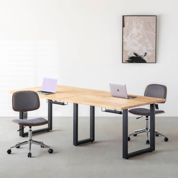 シンプルさの中にさりげない個性が光る、ミニマルモダンなダークグレーのデスクチェア