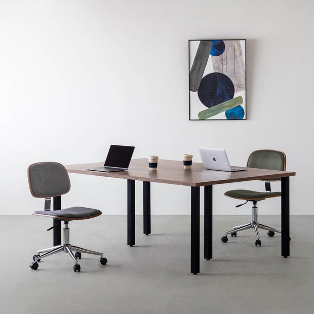 シンプルさの中にさりげない個性が光る、ミニマルモダンなダークグレーのデスクチェア