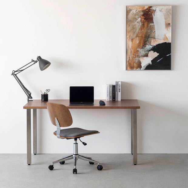 シンプルさの中にさりげない個性が光る、ミニマルモダンなダークグレーのデスクチェア