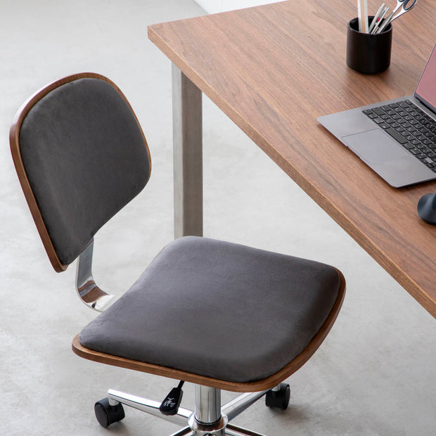 シンプルさの中にさりげない個性が光る、ミニマルモダンなダークグレーのデスクチェア