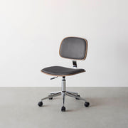 シンプルさの中にさりげない個性が光る、ミニマルモダンなダークグレーのデスクチェア