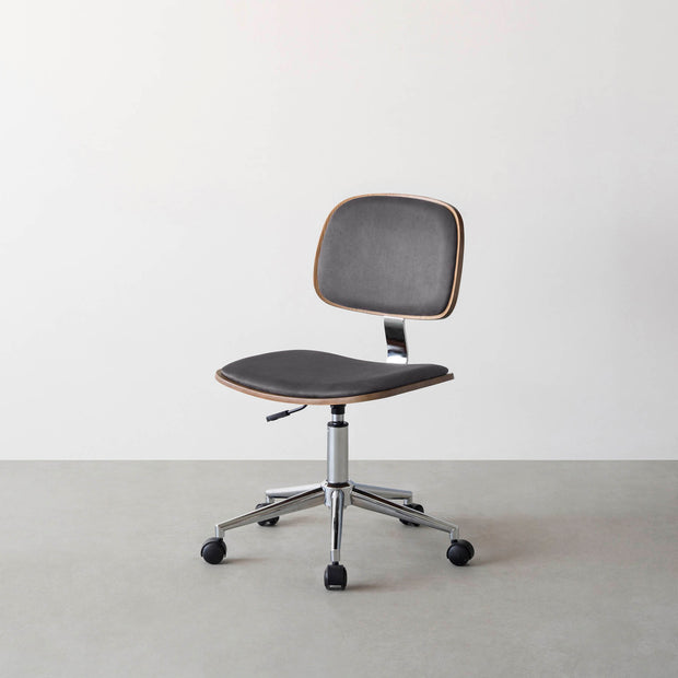 シンプルさの中にさりげない個性が光る、ミニマルモダンなダークグレーのデスクチェア