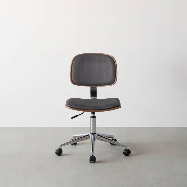 シンプルさの中にさりげない個性が光る、ミニマルモダンなダークグレーのデスクチェア