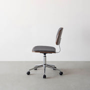 シンプルさの中にさりげない個性が光る、ミニマルモダンなダークグレーのデスクチェア