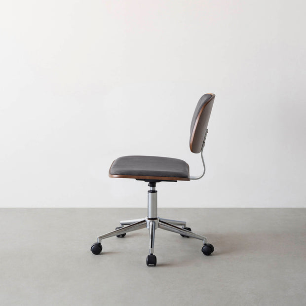 シンプルさの中にさりげない個性が光る、ミニマルモダンなダークグレーのデスクチェア