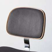 シンプルさの中にさりげない個性が光る、ミニマルモダンなダークグレーのデスクチェア