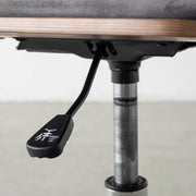 シンプルさの中にさりげない個性が光る、ミニマルモダンなダークグレーのデスクチェア