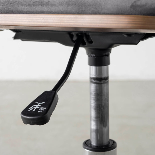 シンプルさの中にさりげない個性が光る、ミニマルモダンなダークグレーのデスクチェア