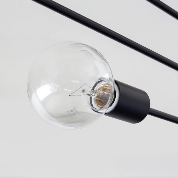 ブラックのアームとソケットと電球を合わせたミニマルなシーリングライト（電球）