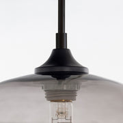 シックなグレーのクリアガラスとユニークな電球が印象的なディスクタイプのペンダントライト（上部寄り）