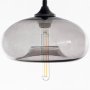シックなグレーのクリアガラスとユニークな電球が印象的なディスクタイプのペンダントライト（電球アップ）