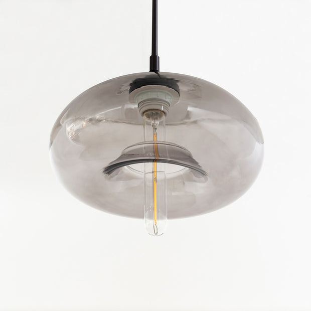シックなグレーのクリアガラスとユニークな電球が印象的なディスクタイプのペンダントライト（下からのアングル）