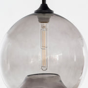 ころんとした球体フォルムとシックなグレーのクリアガラスが魅力的な、ラウンドタイプのペンダントライト（電球アップ）
