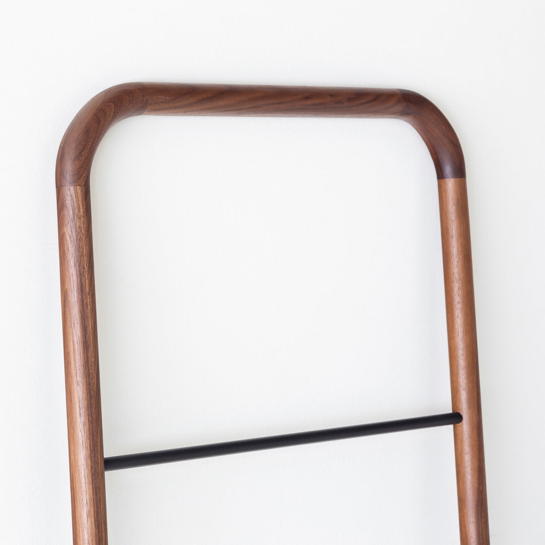 オーク・ウォルナット材 壁に立てかけるラダーラック – KANADEMONO