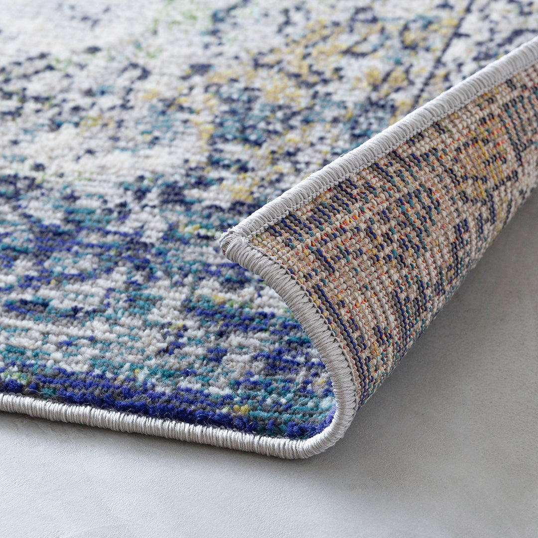 ポーランド ラグ／セミダブルサイズ／幾何学柄／ブルー×マルチカラー／撮影背景にも スタジオ・ザ・ブルーボーイがポップアップを六本木で開催、ラグを過去