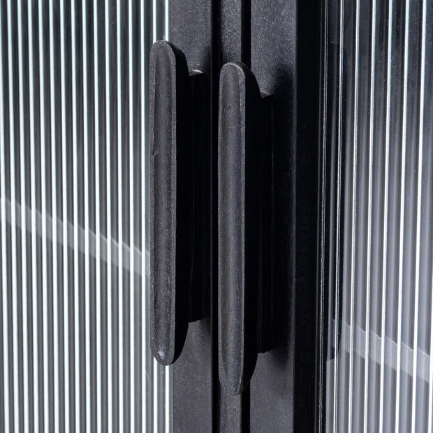 ブラックのウッドとガラスで製作されたシックモダンなサイドボードSサイズ（取手部分）