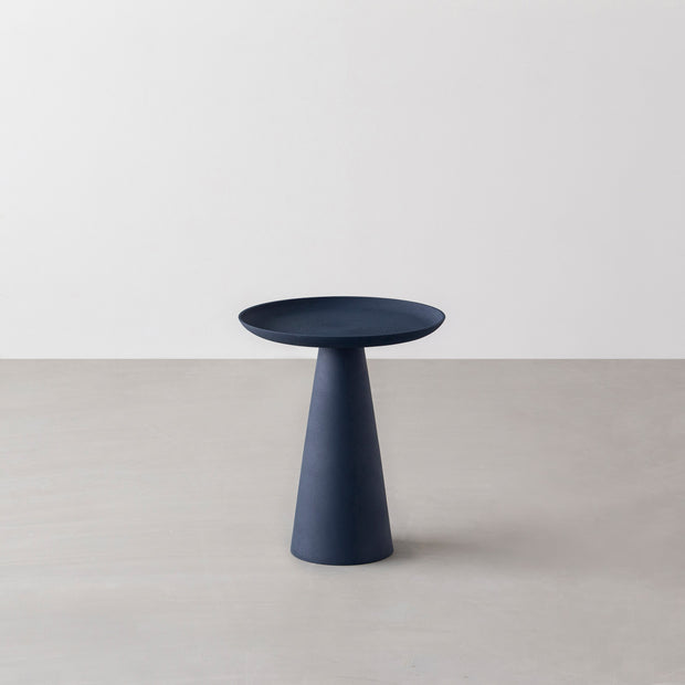 シンプルで洗練されたデザインのブルーのサイドテーブルL