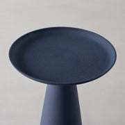 シンプルで洗練されたデザインのブルーのサイドテーブルL（上部）