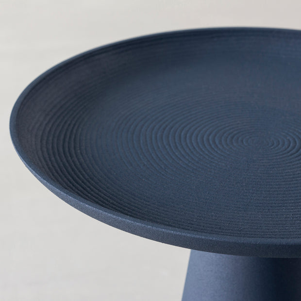 シンプルで洗練されたデザインのブルーのサイドテーブルL（上部2）