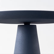 シンプルで洗練されたデザインのブルーのサイドテーブルL（天面と脚）