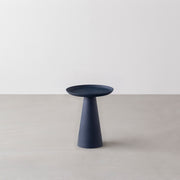 シンプルで洗練されたデザインのブルーのサイドテーブルM