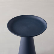 シンプルで洗練されたデザインのブルーのサイドテーブルM（上部）