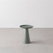 シンプルで洗練されたデザインのグリーンのサイドテーブルM