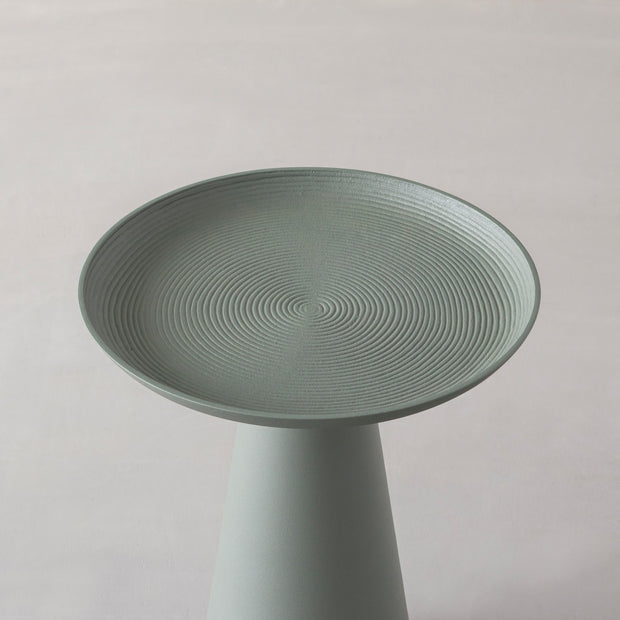 シンプルで洗練されたデザインのグリーンのサイドテーブルM（上部）