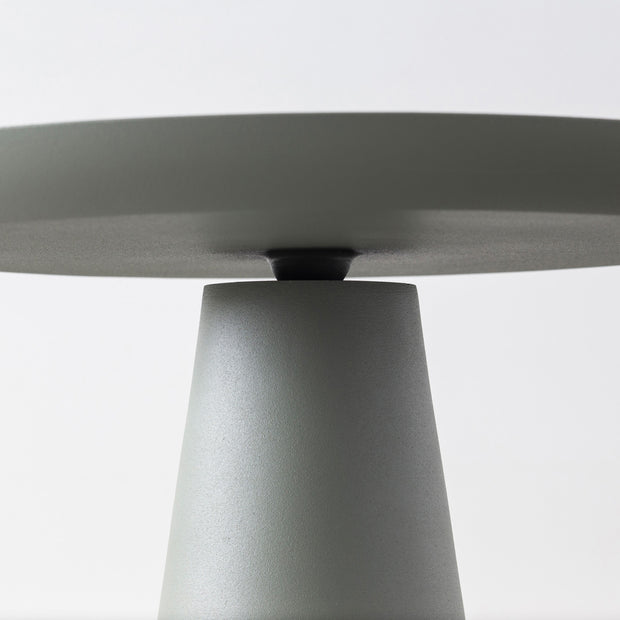 シンプルで洗練されたデザインのグリーンのサイドテーブルM（上部）