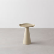 シンプルで洗練されたデザインのアイボリーのサイドテーブルL
