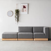 ボリュームのある座面とアッシュ無垢材を用いたシンプルながらもユニットソファにもなるグレーのオットマン