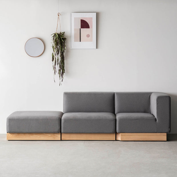 ボリュームのある座面とアッシュ無垢材を用いたシンプルながらもユニットソファにもなるグレーのコーナーソファ
