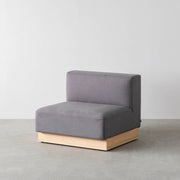 ボリュームのある座面とアッシュ無垢材を用いたシンプルながらもユニットソファにもなるグレーの一人がけソファ