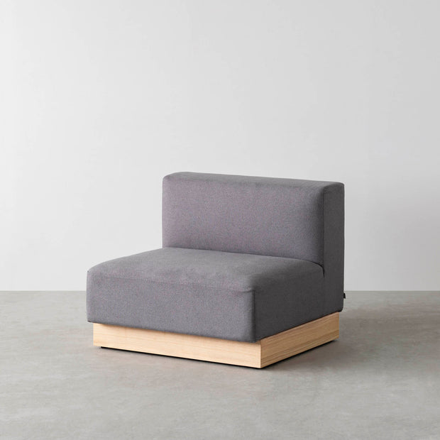 ボリュームのある座面とアッシュ無垢材を用いたシンプルながらもユニットソファにもなるグレーの一人がけソファ