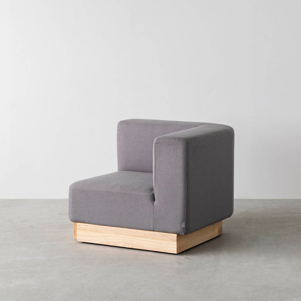 ボリュームのある座面とアッシュ無垢材を用いたシンプルながらもユニットソファにもなるグレーのコーナーソファ