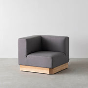 ボリュームのある座面とアッシュ無垢材を用いたシンプルながらもユニットソファにもなるグレーのコーナーソファ