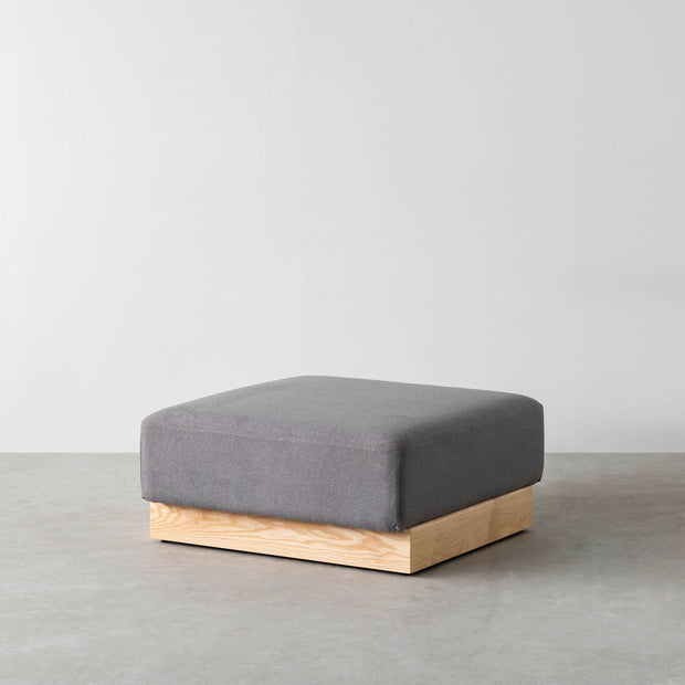 ボリュームのある座面とアッシュ無垢材を用いたシンプルながらもユニットソファにもなるグレーのオットマン