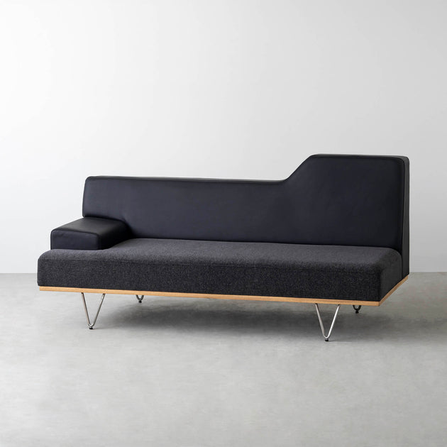 洗練された V字ステンレス脚 ソファ 2.5 seater – KANADEMONO