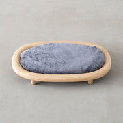 KARIMOKU CAT のミニマルモダンなダークグレー×ナチュラルカラーのキャットベッド（正面）