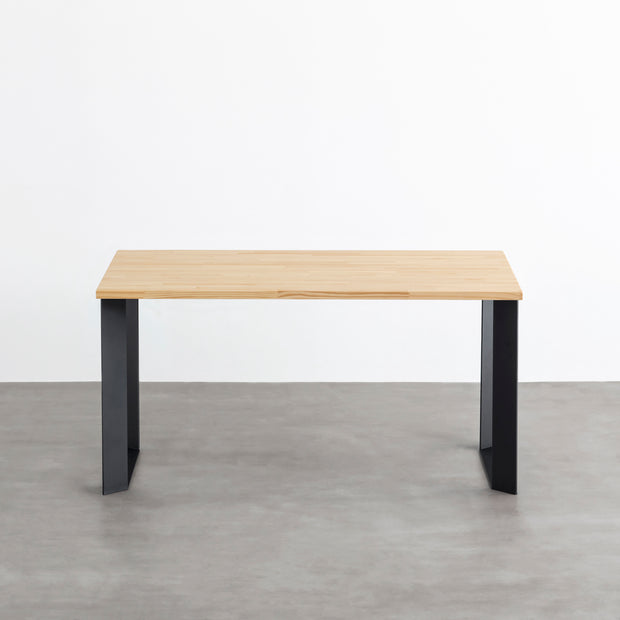 KANADEMONOのパイン材とマットブラックのスラッシュスクエア型の鉄脚を組み合わせたシンプルモダンなテーブル（正面）