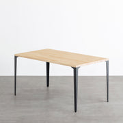 KANADEMONOのパイン材とマットブラックのソリッドピン型の鉄脚を組み合わせたシンプルモダンなテーブル
