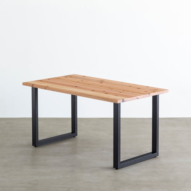 かなでものの杉無垢材とマットブラックのスクエア鉄脚を使用したシンプルモダンなデザインのテーブル