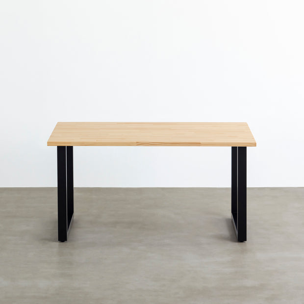 KANADEMONOのパイン材とマットブラックのスクエア型の鉄脚を組み合わせたシンプルモダンなテーブル（正面）